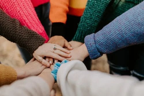 hands_in